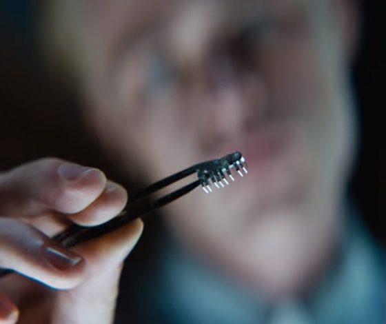 Компания Илона Маска ищет добровольцев для клинических испытаний мозгового чипа