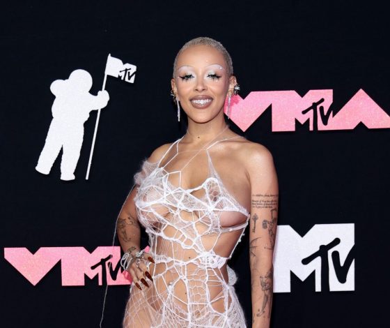 Doja Cat в «паутине» и Ники Минаж в образе невесты: 10 самых ярких выходов звезд на MTV VMA 2023