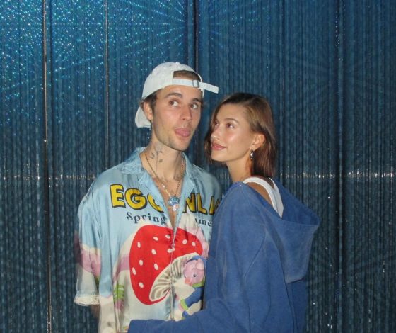 Джастина и Хейли Бибер засняли на прогулке