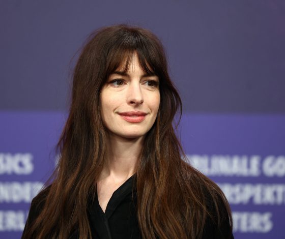 «Она не стареет»: в Сети обсуждают новые фото Энн Хэтэуэй с партнером по новому фильму