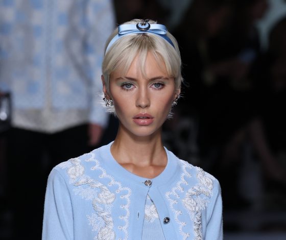 5 простых способов уложить челку, чтобы она держалась. Советы от стилиста по волосам