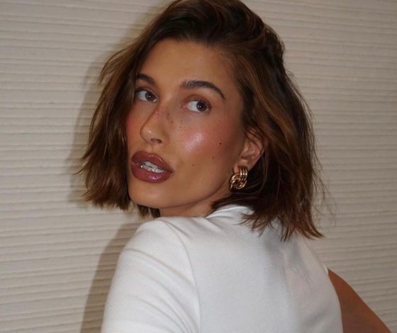 «Интернет узнает последним»: Хейли Бибер прокомментировала слухи о беременности