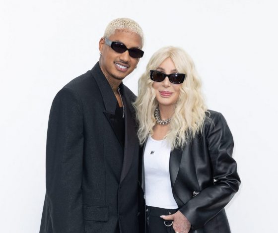 77-летнюю Шер засняли с 38-летним возлюбленным