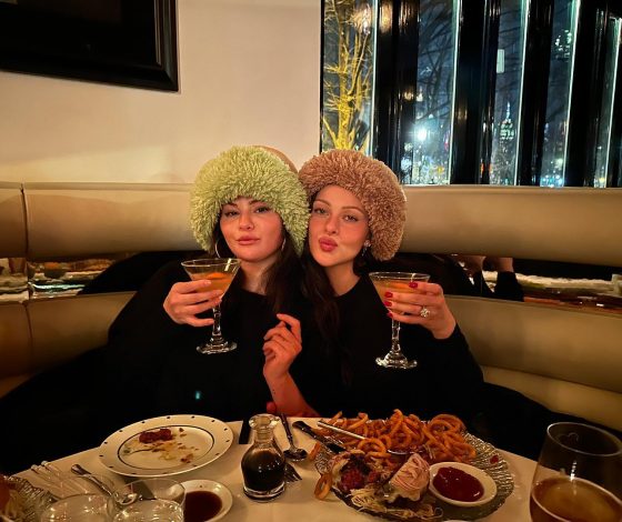 «Сестры»: Никола Пельтц выложила фото с Селеной Гомес