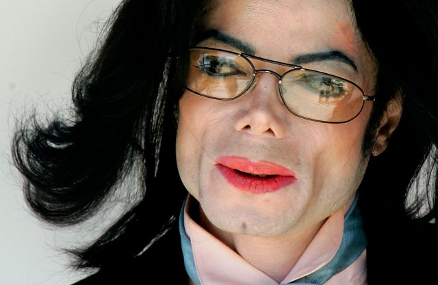 Все дело в куртке: представители Майкла Джексона обвинили аукцион в подделке