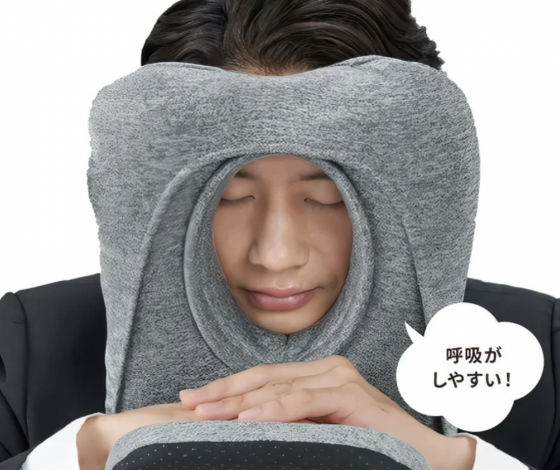 Японцы придумали послеобеденную подушку для удобного сна на рабочем месте