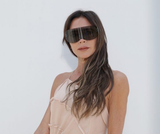 Виктория Бекхэм носит брюки, которые визуально стройнят и удлиняют ноги