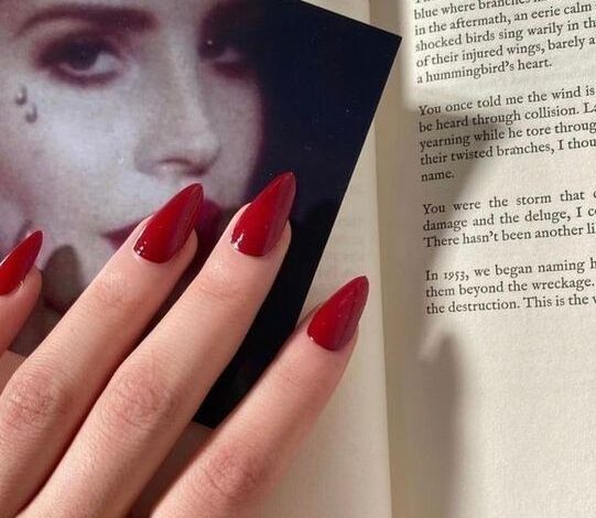 Вампирский маникюр — главный тренд этой осени в преддверии Хэллоуина