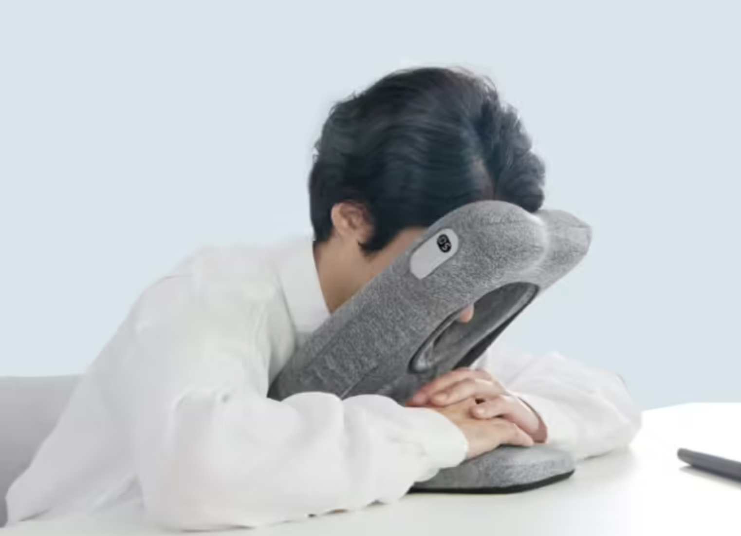 Японцы придумали послеобеденную подушку для удобного сна на рабочем месте