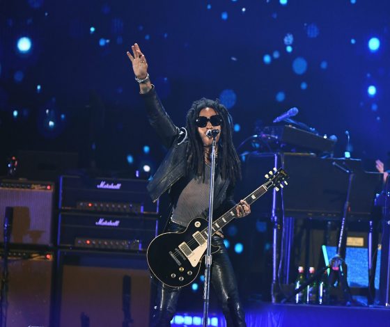 Обнаженный 59-летний Ленни Кравиц снялся в своем клипе