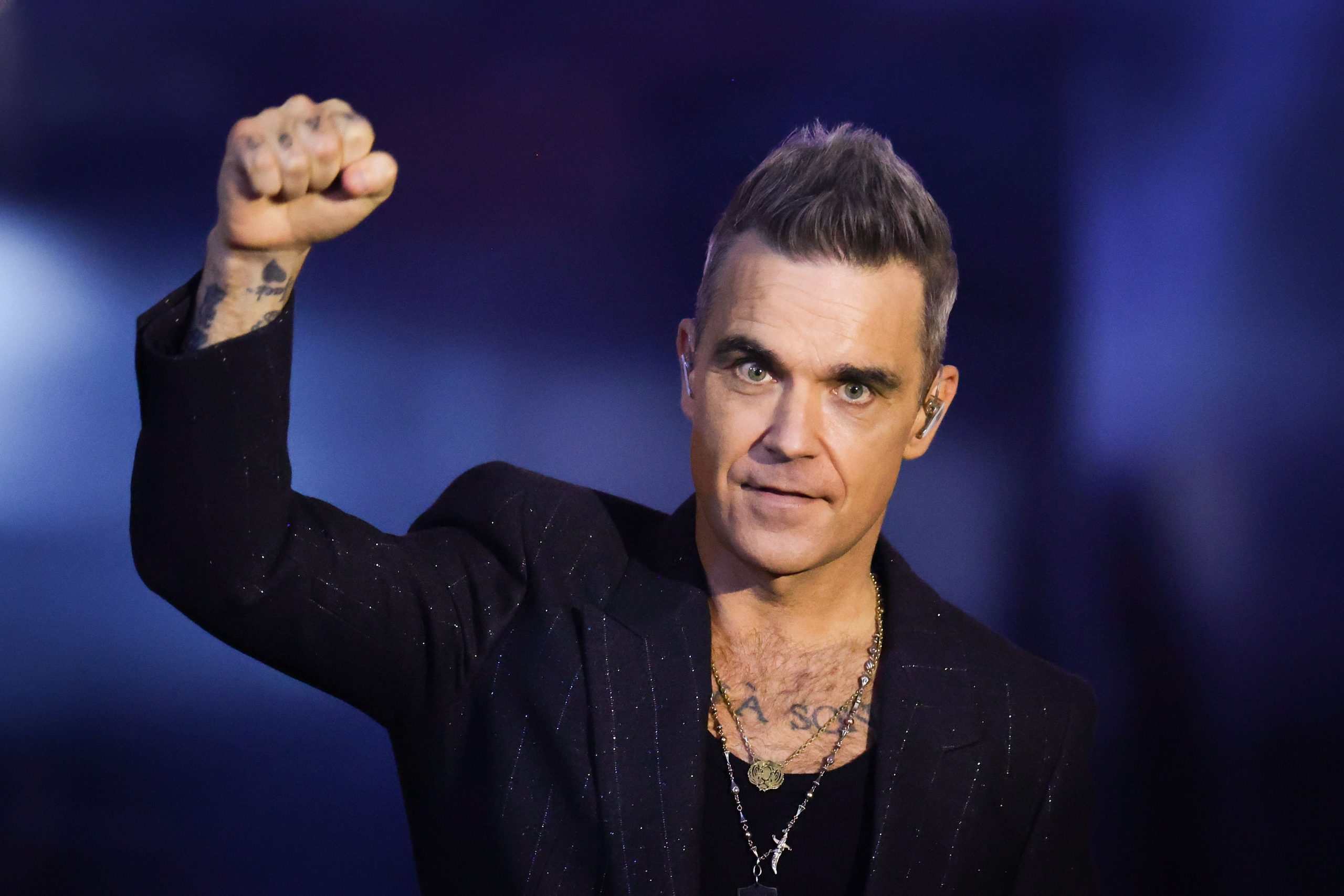 Robbie Williams furious over familiar behaviour from female fans at concert: ‘Pressed the back of my head’