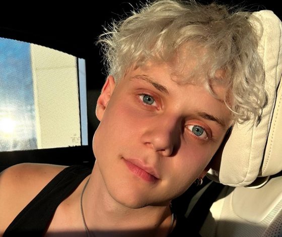 Ваня Дмитриенко выиграл суд у бывшего продюсера, обманувшего его маму на миллионы рублей