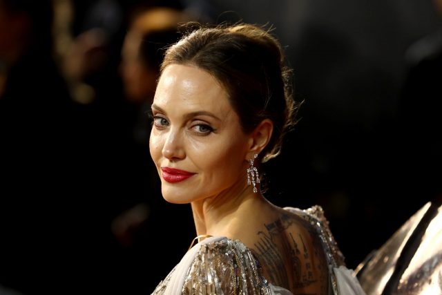 Анджелина Джоли дебютировала на «Оскаре» в качестве дизайнера