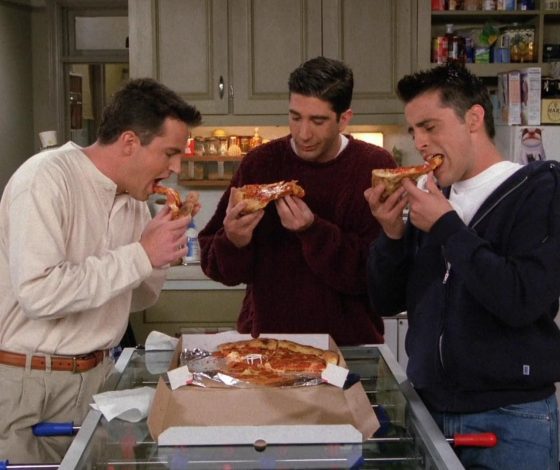 На церемонии награждения «Эмми – 2023» вживую исполнили вступительную тему «Друзей»