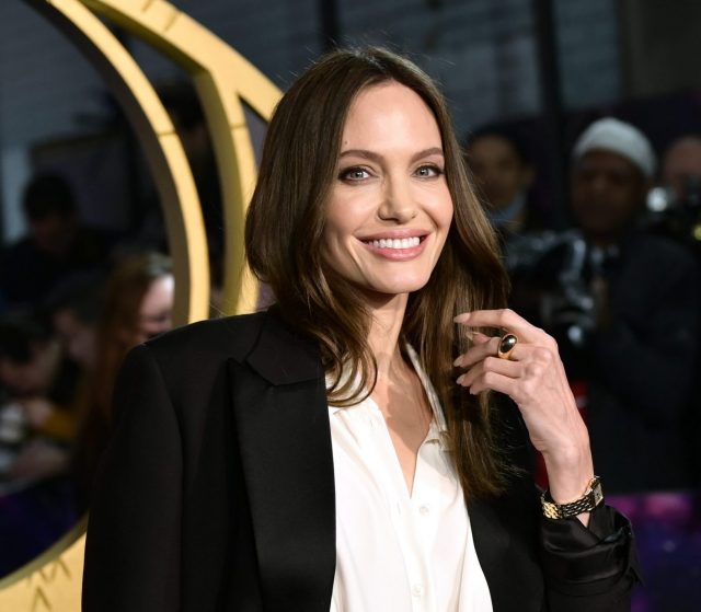 48-летняя Анджелина Джоли показала новое тату на премьере своего мюзикла