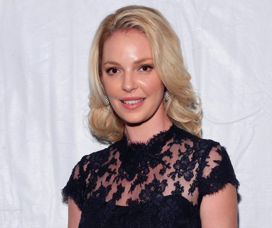 Кэтрин Хейгл поделилась видео, на котором ее муж завивает ей волосы: «Каждой девушке нужен надежный парикмахер»