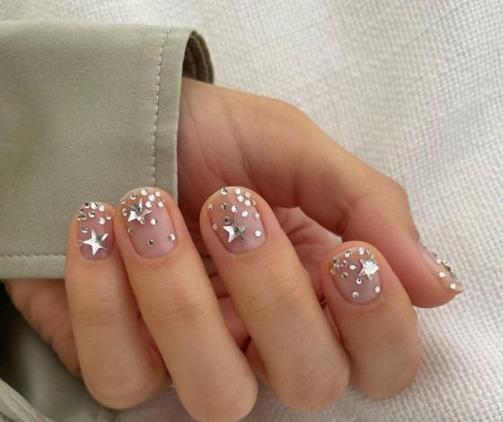 20 идей праздничного маникюра с глиттером