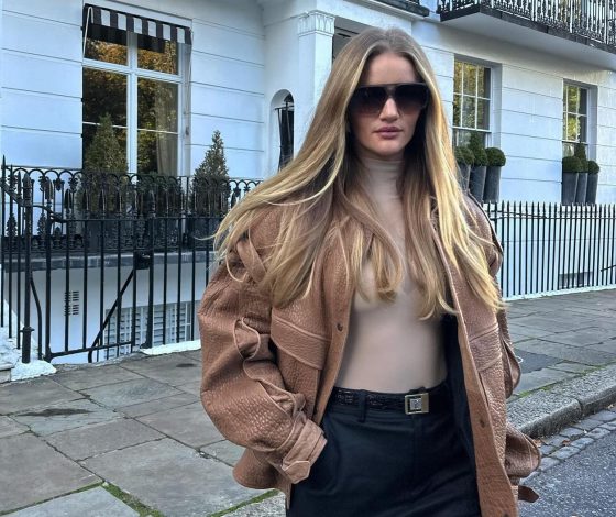 Роузи Хантингтон-Уайтли показывает, как носить бомбер поздней осенью и не замерзнуть