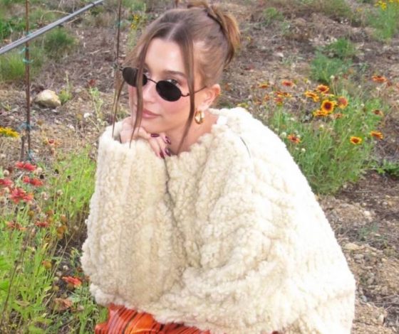 Свитер, как у Хейли Бибер, – мастхэв этой зимы. Где купить похожие варианты?