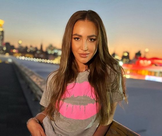 «Вот такой я запала в ваши души»: Ольга Бузова появилась на публике в образе, с которого началась ее карьера 20 лет назад