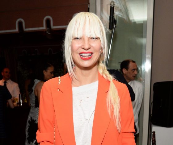 Бывший муж Sia требует от нее алименты на свое содержание