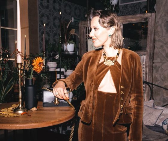 Акцентное декольте и сюрреалистичные украшения: Ксения Собчак встретила свой день рождения в тотал-луке Schiaparelli