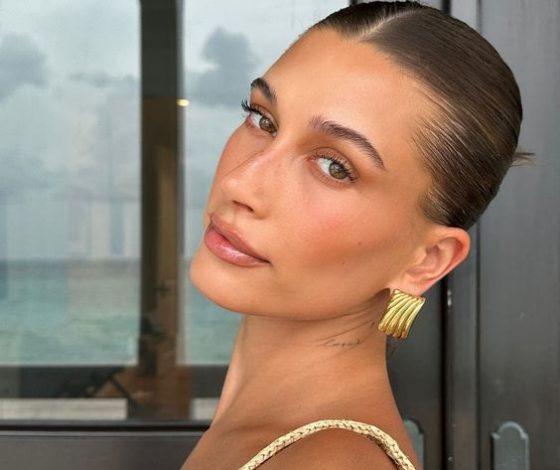 Хейли Бибер примерила откровенное платье с вырезом на груди