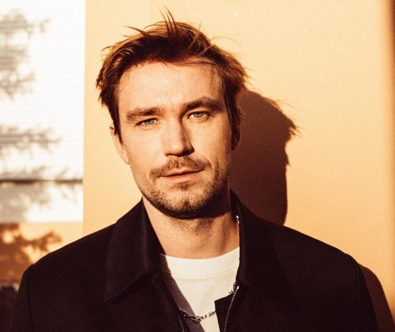 Сияет от счастья: Александр Петров поделился свежими фото с молодой женой