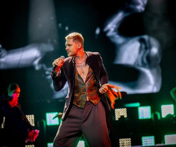 В чем секрет музыкальной карьеры Милоша Биковича, получившего «Золотой граммофон»? Отвечает Иви