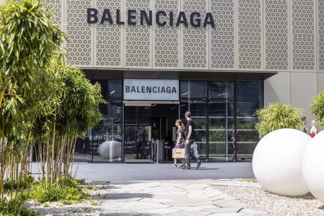 С легким паром: Balenciaga  выпустил юбку-полотенце за 80 тысяч рублей