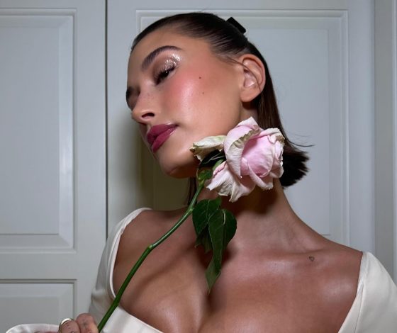 Осторожно, новый тренд. Хейли Бибер нашла альтернативу прозрачным черным колготкам, и это вас удивит