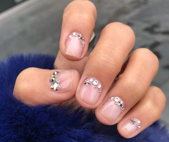 10 идей новогоднего маникюра на короткие ногти