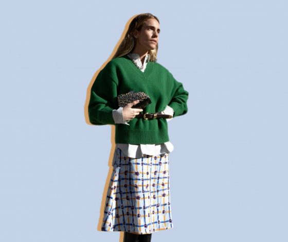 Носить свитер с ремнем снова модно. Доказано фэшн-инфлюенсерами
