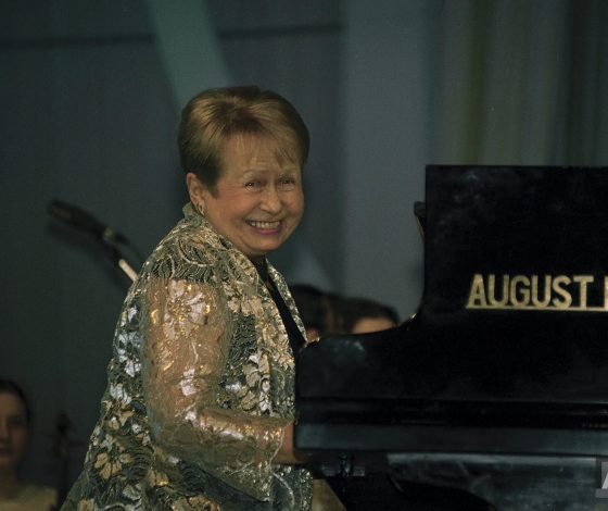 Композитора Александру Пахмутову госпитализировали