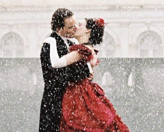 Этикет поцелуев: где и как проявлять чувства настоящей леди