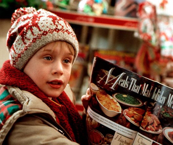 Маколей Калкин сыграл Санту в клипе Ким Кардашьян