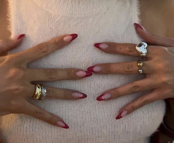 Назван день, в который выгоднее всего делать новогодний маникюр