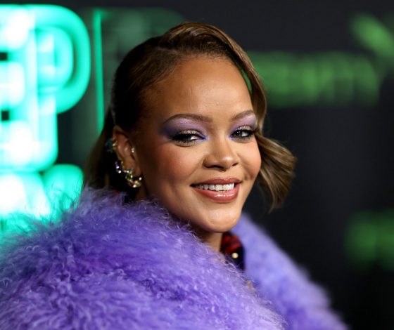 Total yellow: Рианна снялась в смелой фотосессии в нижнем белье