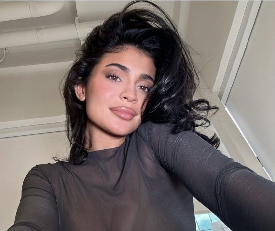 «Чудо, что я все еще могу смотреть в зеркало»: подписчики довели до слез Кайли Дженнер