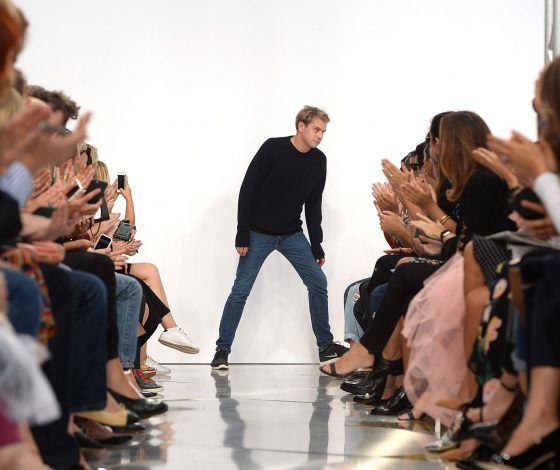 Кого назвали дизайнером 2023 года? Спойлер: он создал сумку-голубь