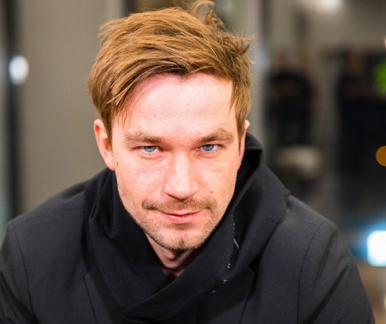 Александр Петров вышел в свет с молодой женой: видео