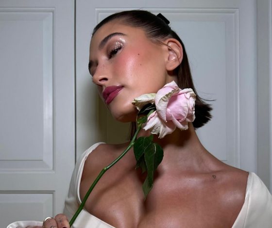 Хейли Бибер показывает, как сделать праздничный макияж с глиттером и не переборщить