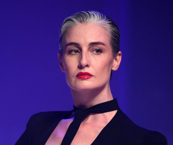 Серебро в волосах: почему седина появляется в молодом возрасте и что с ней делать