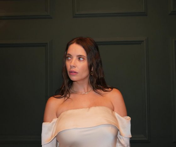 Звезду «Милых обманщиц» беременную Эшли Бенсон заметили на прогулке с мужем