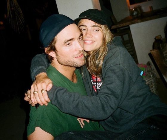 Возлюбленная Роберта Паттинсона перестала скрывать лицо дочери: фото