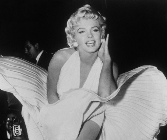 Платья и топы с любимым вырезом Мэрилин Монро снова в тренде. Вот как их носят модные инфлюенсеры