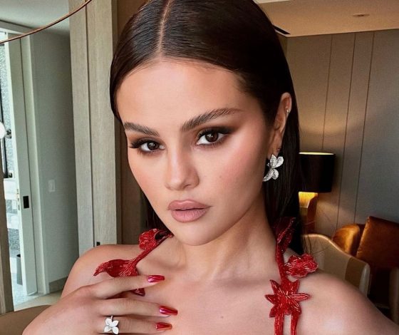 Топ на два размера меньше и старомодная юбка: очередной неудачный образ Селены Гомес