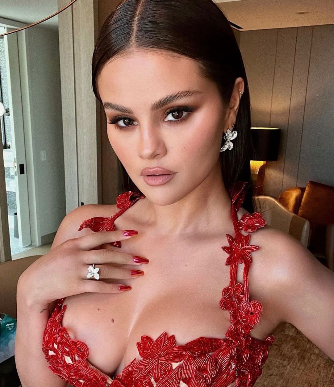 The top is two sizes too small and an old-fashioned skirt: Another unsuccessful image of Selena Gomez