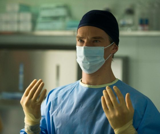 Врачи рассказали о своих суевериях и вредных привычках. Они спасаются от сглаза нитями и дуют на упавшую еду