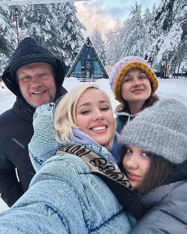 Клава Кока с семьей. Фото: соцсети